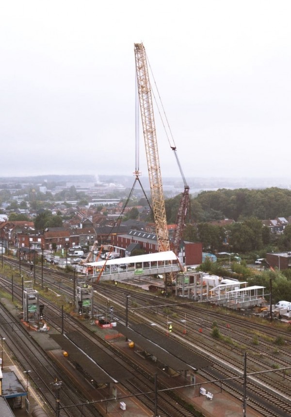 Nouvelle passerelle pour la gare de Mouscron avec notre SL3800