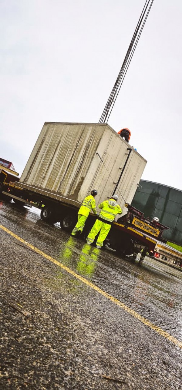 Transport et levage de 4 cuves sous la pluie